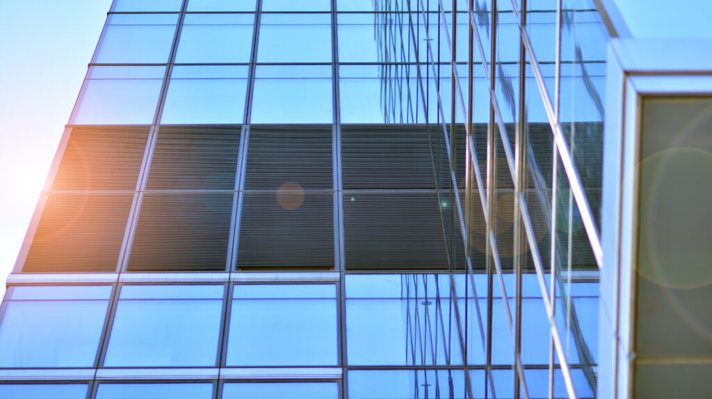 Inteligentne Okna i Elewacje Generujące Prąd ze Szkła Solarnego Stacje ładowania pojazdów elektrycznych w domu i biurze — Kompletny przewodnik dla nowoczesnych użytkowników