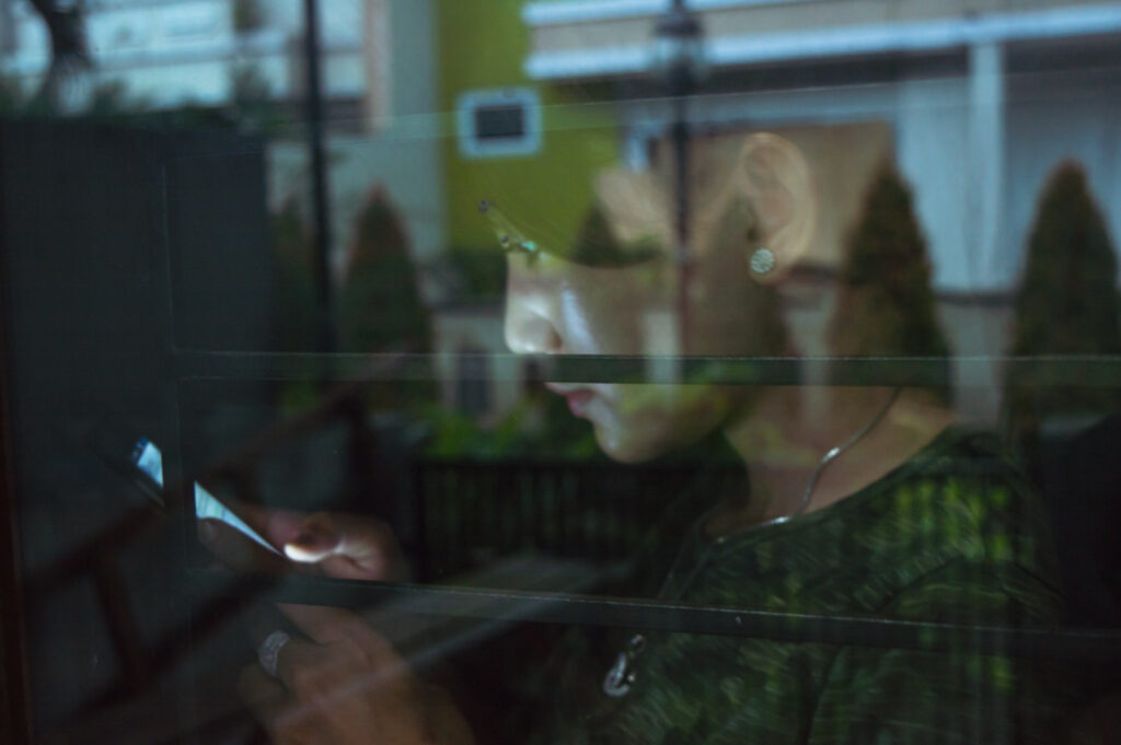 Przyciemniane szyby sterowane aplikacją – wygoda i design Przyciemniane szyby sterowane aplikacją – wygoda i design