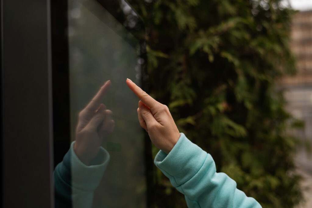 Montaż i integracja paneli dotykowych ze szkła w domu