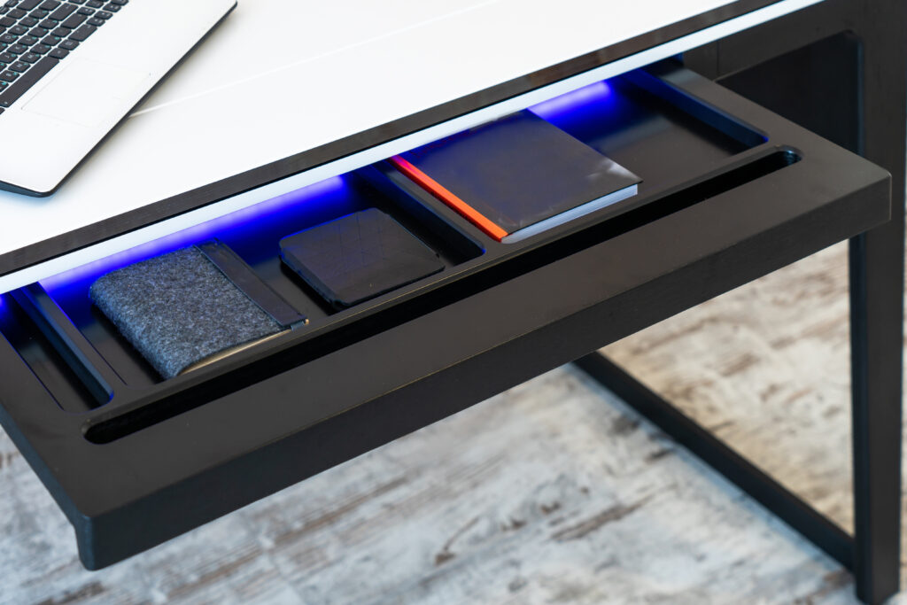 Multifunkcyjne elementy wyposażenia – meble z wbudowanymi technologiami